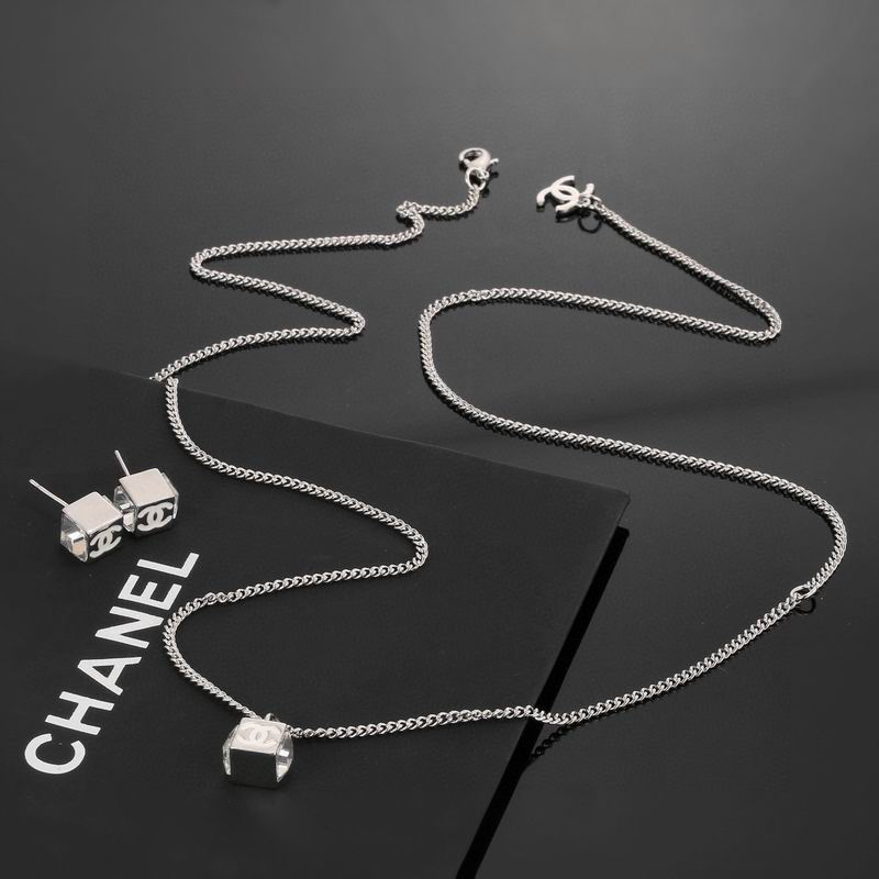 Chanel Suits 04yxs61